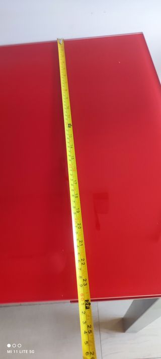 Mesa extensible roja con 2 sillas grises