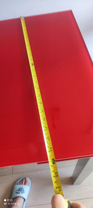 Mesa extensible roja con 2 sillas grises