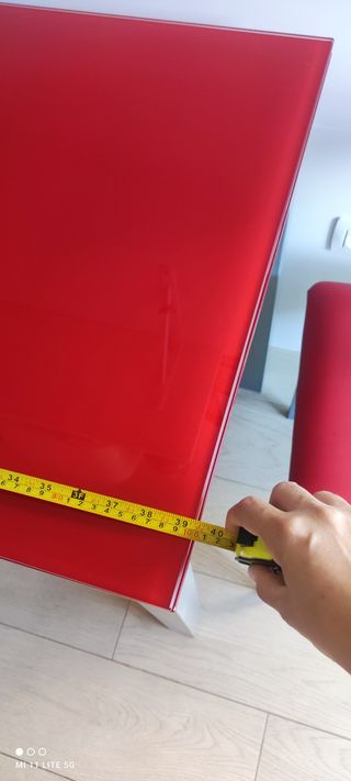 Mesa extensible roja con 2 sillas grises