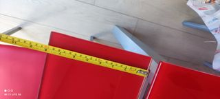 Mesa extensible roja con 2 sillas grises