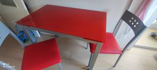 Mesa extensible roja con 2 sillas grises