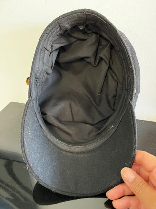 Boina negra con cadena dorada