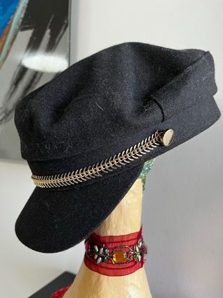 Boina negra con cadena dorada