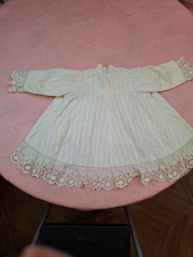 ABRIGO DE PIQUE ANTIGUO CON TIRA BORDADA