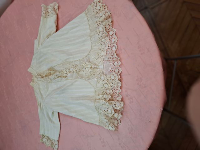 ABRIGO DE PIQUE ANTIGUO CON TIRA BORDADA