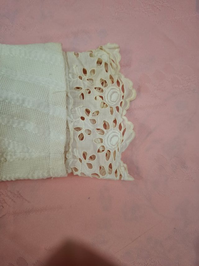 ABRIGO DE PIQUE ANTIGUO CON TIRA BORDADA