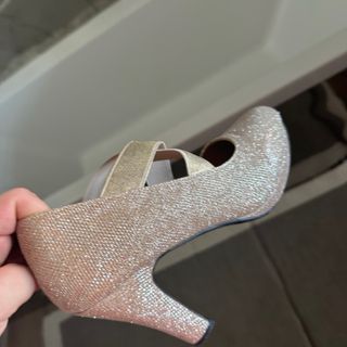 Zapatos tacón dorado brillantes