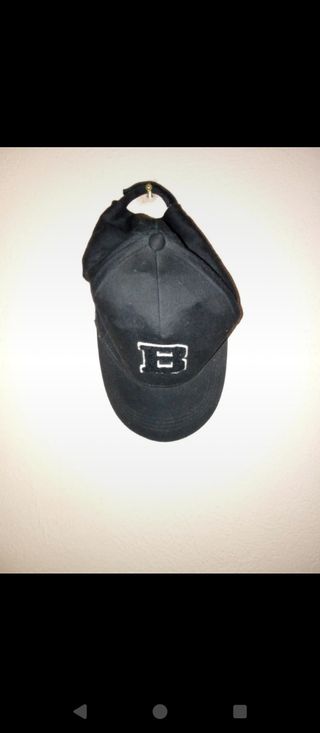 Gorra negra letra B