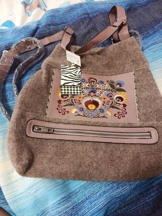 Mochila Marrón - Flores Bordadas