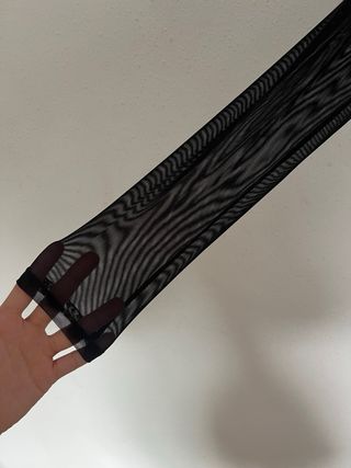 Vestido cropped negro de fiesta.
