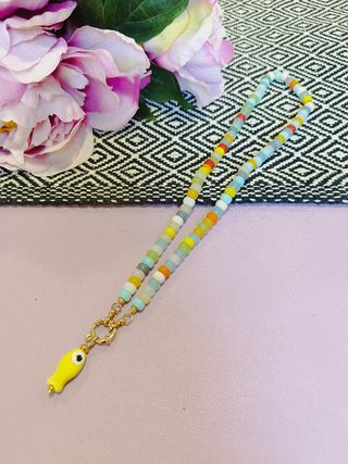 Collana colorata con pesciolino