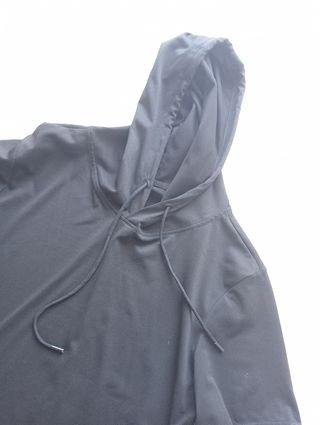 Maglia nera con cappuccio a maniche corte