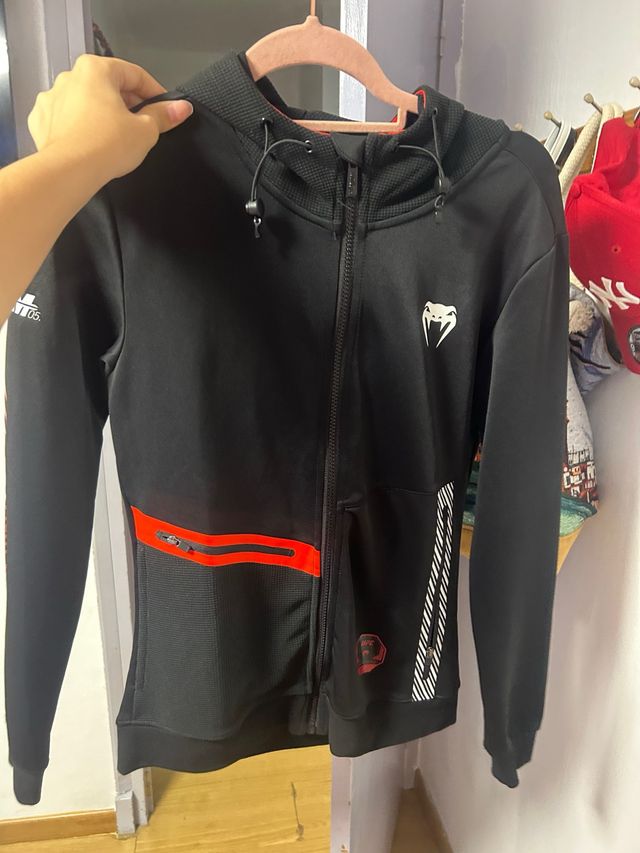 Chaqueta Venum negra y roja