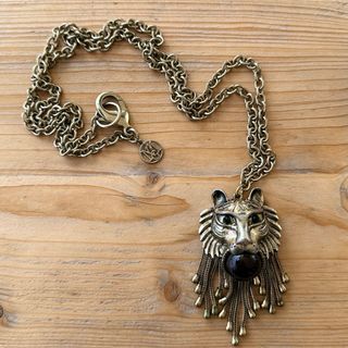 Collar Mango león dorado