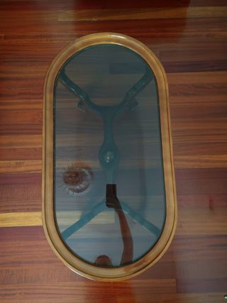 Mesita de centro de madera y cristal