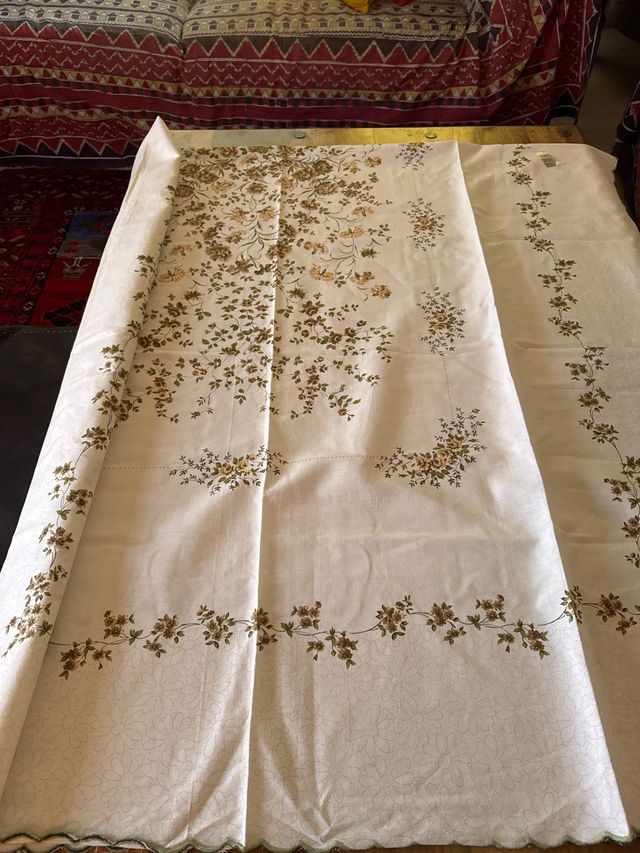 Tovaglia ricamata beige e verde