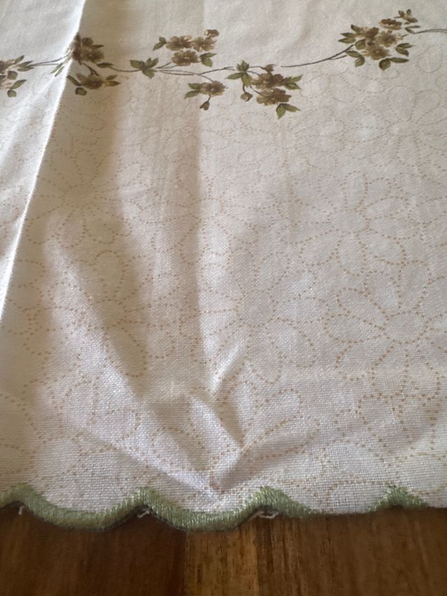 Tovaglia ricamata beige e verde