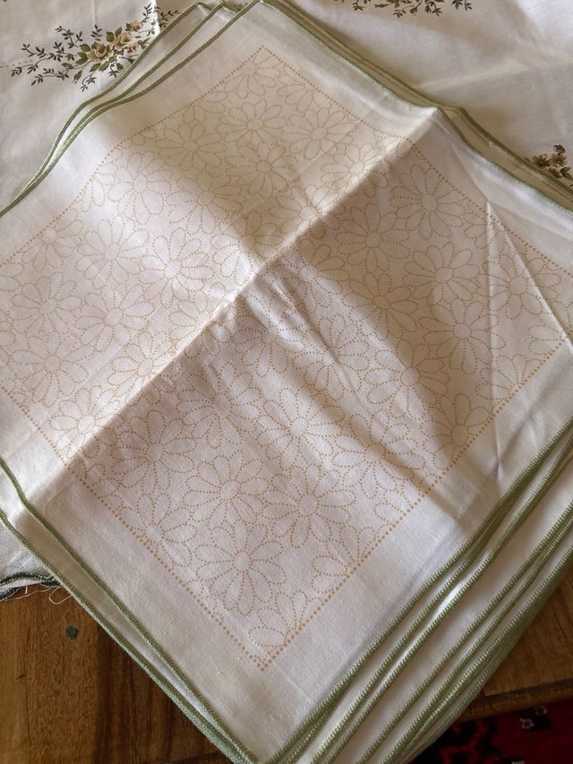 Tovaglia ricamata beige e verde