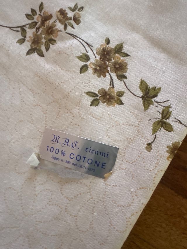 Tovaglia ricamata beige e verde