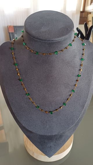 Collar y pulsera dorados con piedras verdes
