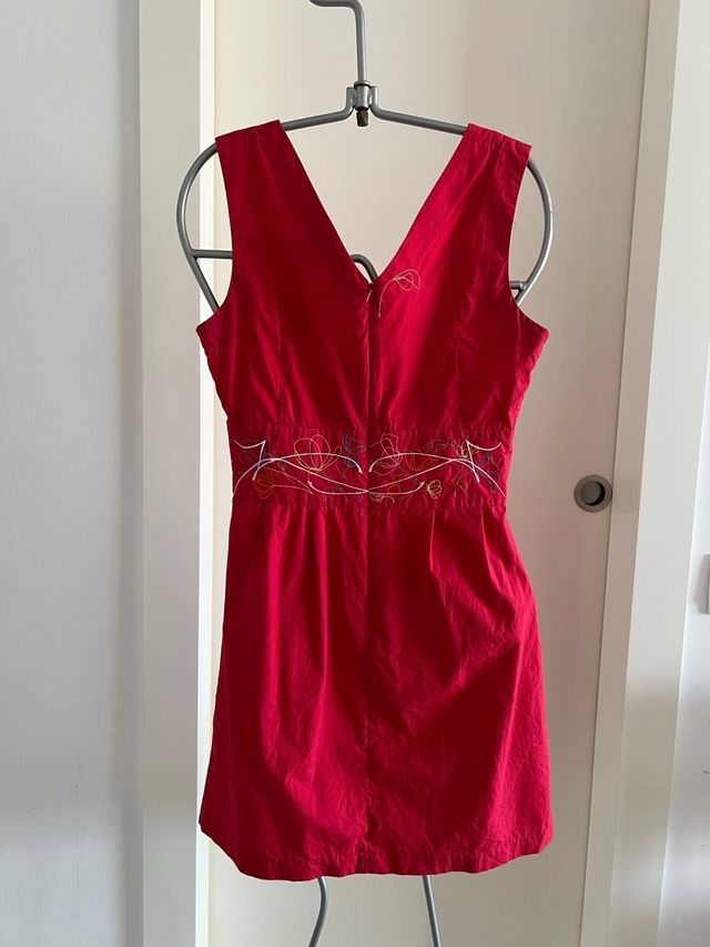 Vestido rojo bordado