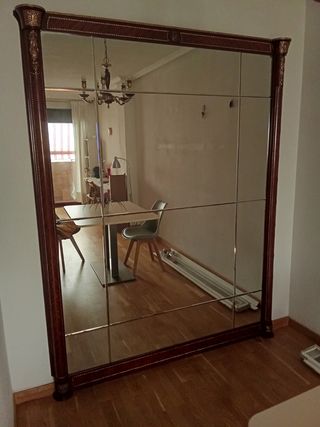 Espejo grande de madera con marco dorado