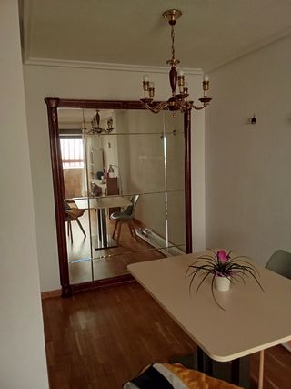 Espejo grande de madera con marco dorado
