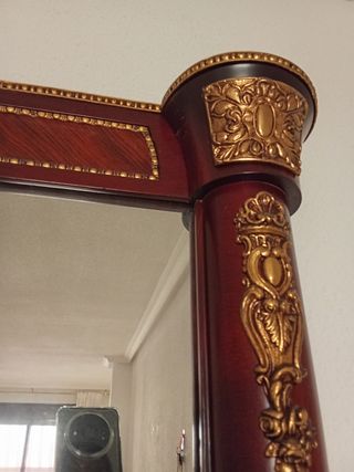 Espejo grande de madera con marco dorado