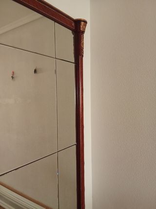 Espejo grande de madera con marco dorado