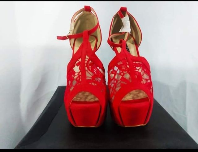 Tacones rojos encaje