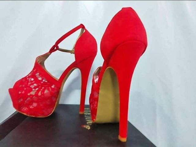 Tacones rojos encaje