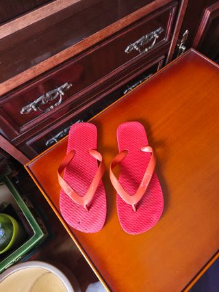 Chanclas rojas verano, se regala vestido