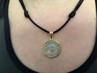 Colgante moneda antigua oro 18k