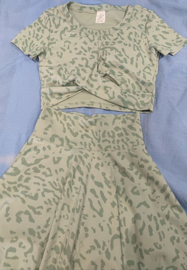 Conjunto deportivo - Top y falda verde