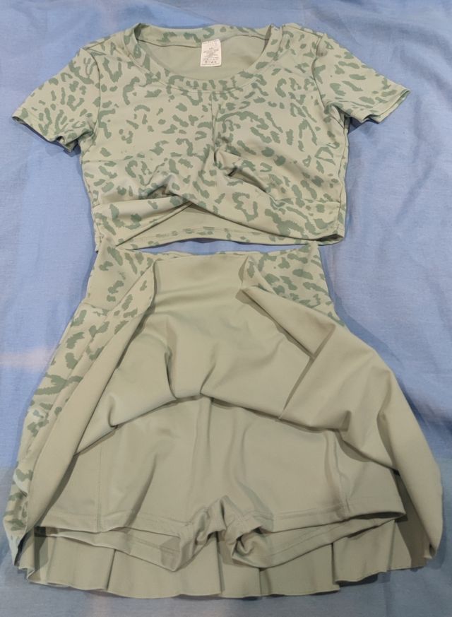 Conjunto deportivo - Top y falda verde