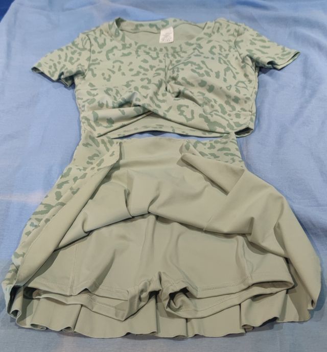 Conjunto deportivo - Top y falda verde