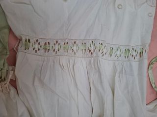 VESTIDO DE PIQUE ANTIGUO, CON TIRA BORDADA