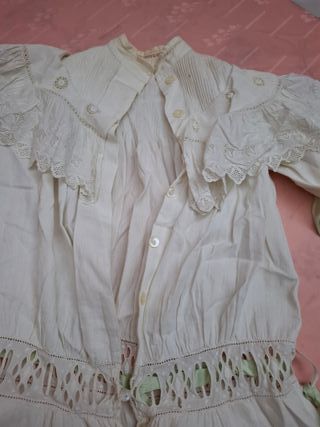 VESTIDO DE PIQUE ANTIGUO, CON TIRA BORDADA