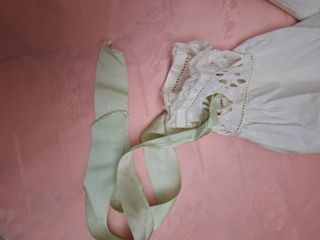 VESTIDO DE PIQUE ANTIGUO, CON TIRA BORDADA