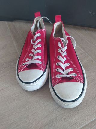Zapatillas rojas Converse usadas