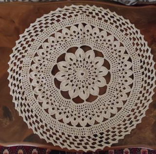 Centrotavola uncinetto beige