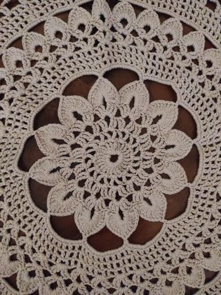 Centrotavola uncinetto beige