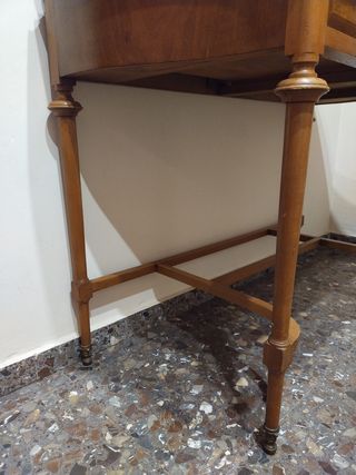 Tocador antiguo de madera y mármol