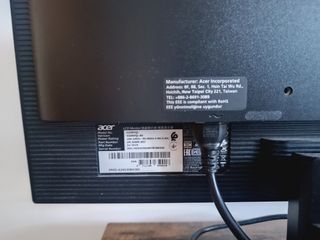 Monitor Acer con cables incluidos