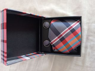 JUEGO DE CORBATA + PAÑUELO + GEMELOS.