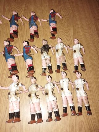 Futbolín antiguo: 16 jugadores