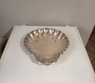 Centrotavola in metallo a forma di conchiglia 