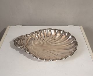 Centrotavola in metallo a forma di conchiglia 