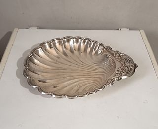 Centrotavola in metallo a forma di conchiglia 