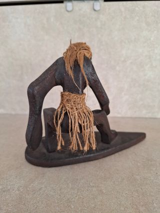 Statuetta Surfista africano in legno 14cm